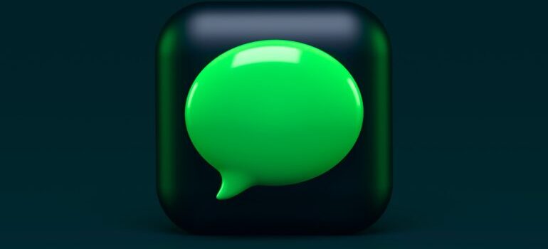 A 3D messenger app icon.