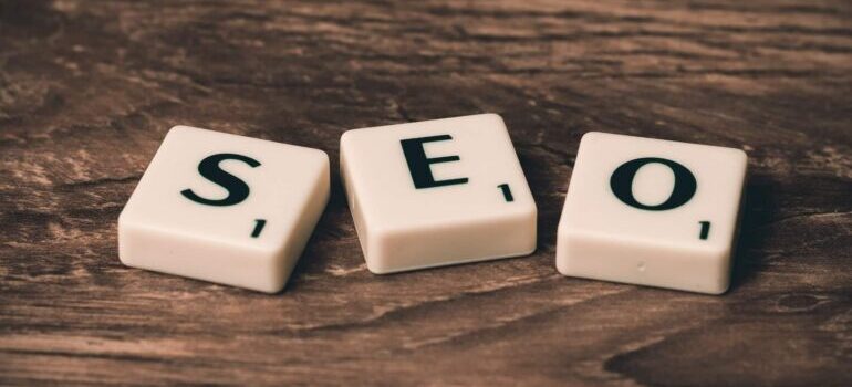 White blocks with letters spelling out SEO.